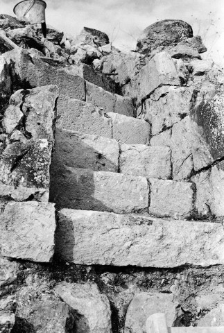 Allan. - L'escalier d'accès au clocher chapelle Barbara, après dégagement.