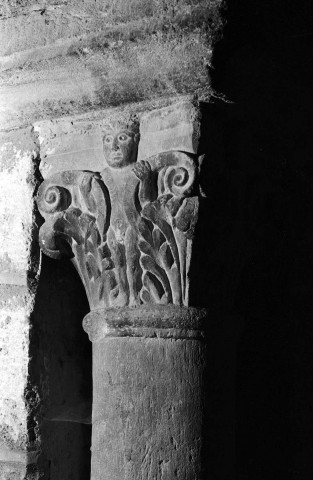 Champagne (Ardèche). - L'église Saint-Pierre, chapiteau.
