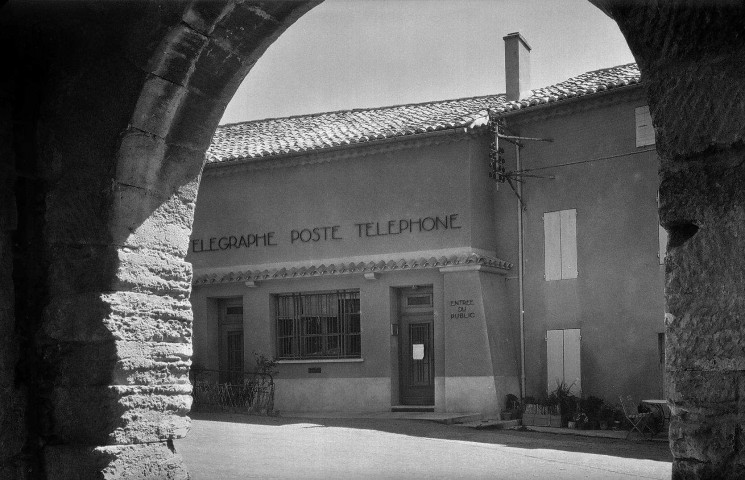 Tulette.- La poste.