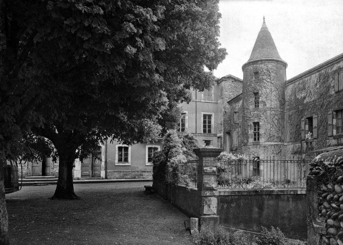 Le Grand-Serre. - La place de la mairie