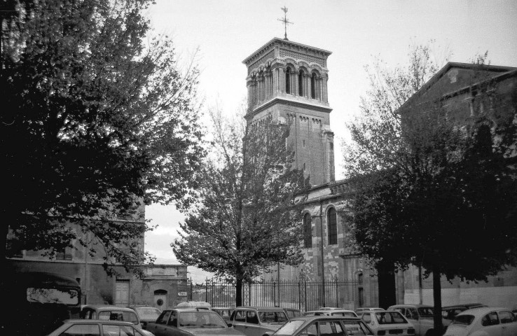 Valence. - Place des Ormeaux et le clocher de la cathédrale Saint-Apollinaire.