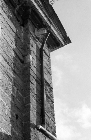 Rochegude. - Détail du fronton de la façade ouest de l'église Saint-Anne.
