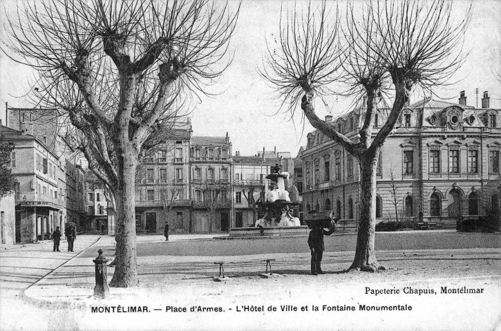 La fontaine et la mairie, l'actuelle place Émile Loubet.