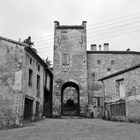 Étoile-sur-Rhône.- L'entrée du château Diane de Poitiers.