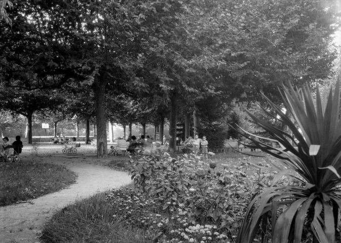 Bourg-lès-Valence.- Le jardin public quai Thannaron