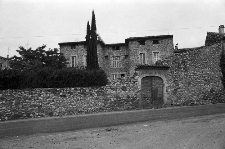 Mirabel-aux-Baronnies.- Visite du village pour une enquête architecturale.