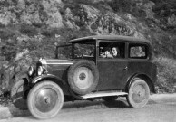 Marguerite Januel la mère de Serge dans une 302 Peugeot.