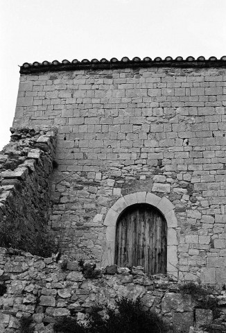 Soyans.- Le porche en façade sud de la chapelle du château.