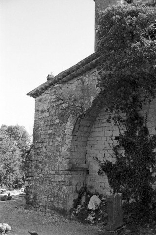 Suze-sur-Crest.- La façade est de la chapelle Chosséon et le cimetière.