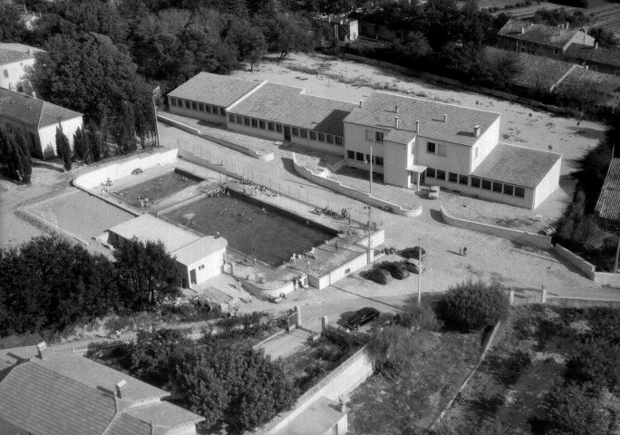 Tulette.- Vue aérienne de la piscine.