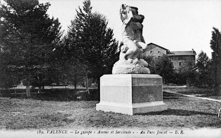 Valence.- La statue Amour et Servitude de Marcel Jacques, 1912, au parc Jouvet.