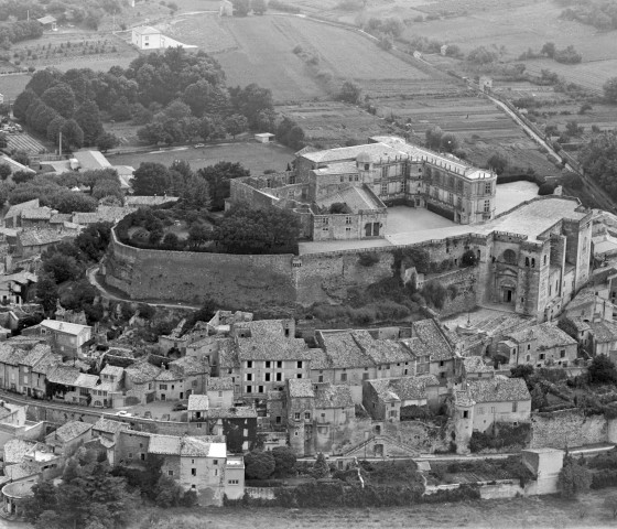 Vue aérienne du château, de la collégiale et d'une partie du village.