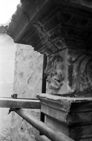 Buis-les-Baronnies.- Détail de sculpture du porche de la chapelle des Ursulines en restauration.