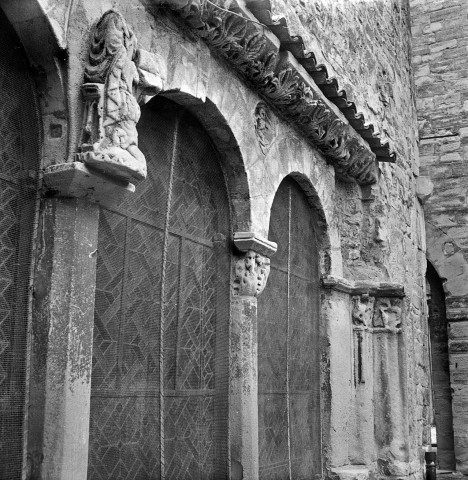 Saint-Donat-sur-l'Herbasse. - Détail de façade du cloître de la collégiale.