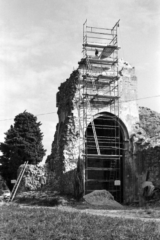 Allan. - Travaux de consolidation de la façade ouest de la chapelle Barbara.