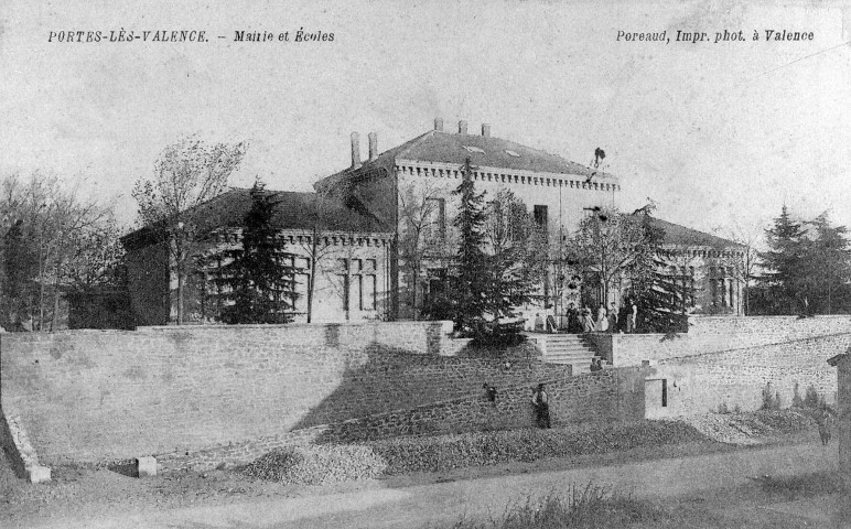 Portes-lès-Valence.- La mairie et les écoles construction de 1882.