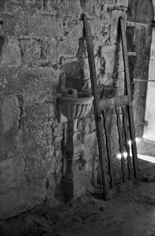 Dieulefit.- Le bénitier de la chapelle Saint-Pierre.