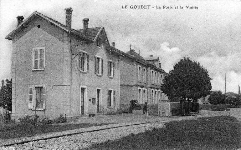 La poste et la mairie du Goubet.