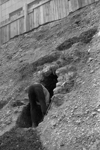 Valence.- Fouilles faites par le Club Archéologique Crouzet de février à mai 1977 sur le chantier du parking souterrain Belle Image. Fragments d'une mosaïque de 2,50 m sur 0,40 m (environ IIe siècle).