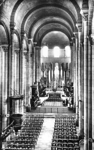 L'intérieur de la cathédrale Saint-Apollinaire.