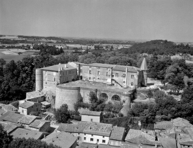 Montéléger. - Vue aérienne du château.