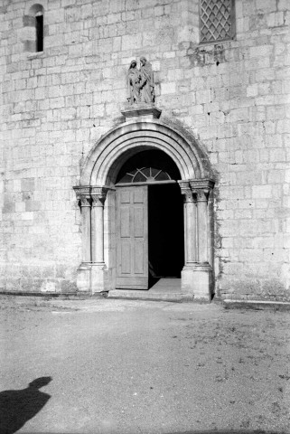 Montjoyer.- La porte de l'aile de la bibliothèque de l'abbaye Notre-Dame d'Aiguebelle.