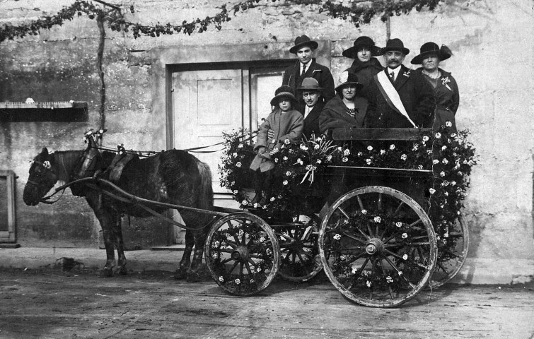 Malissard.- Groupe de personnes sur une carriole décorée pour la fête des Bouviers.