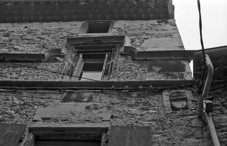 Taulignan.- Fenêtre à meneaux d'une maison du centre ancien.