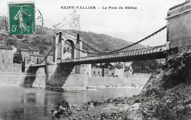 Le pont suspendu sur le Rhône, détruit en 1944.