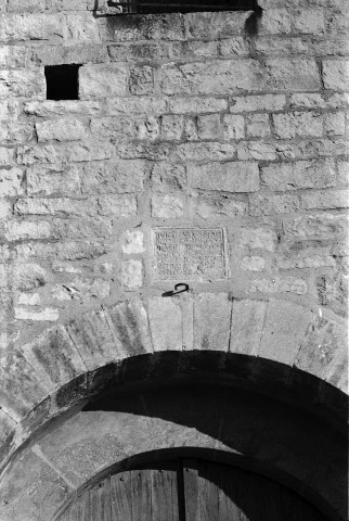 Pont-de-Barret. - Inscription au dessus du porche de l'église Notre-Dame la Brune.