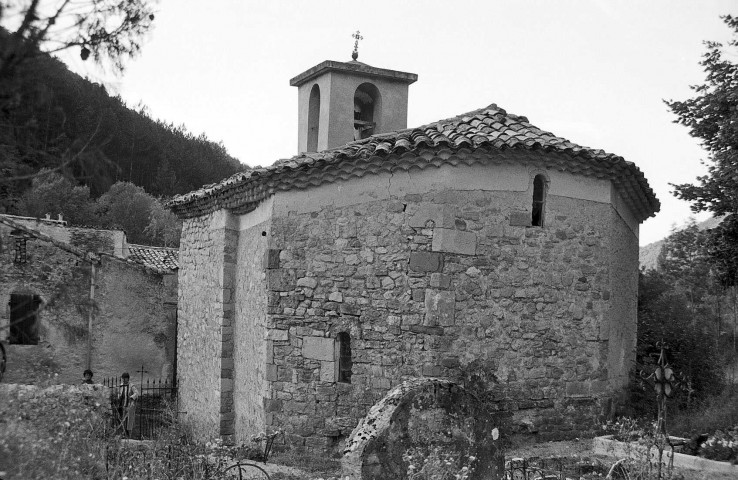 Chastel-Arnaud.- Le chevet de l'église Saint-André et le cimetière.