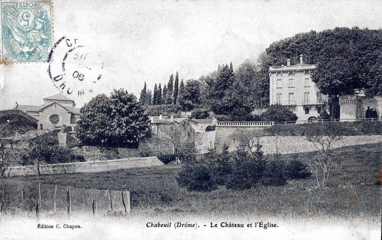 Le château et l'église Saint-Andéol et Jean.