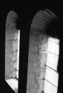 Saint-Paul-Trois-Châteaux. - Fenêtres du transept sud de l'ancienne cathédrale Notre-Dame et Saint-Paul, avec marque de tâcherons.