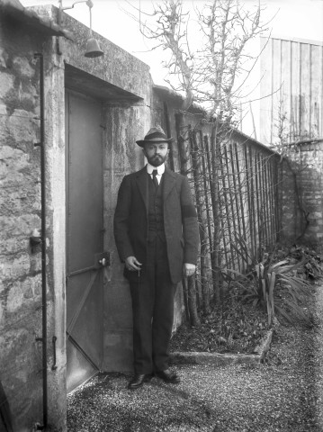 Montbard (Côte-d'Or). - Henri Champin, en pied.