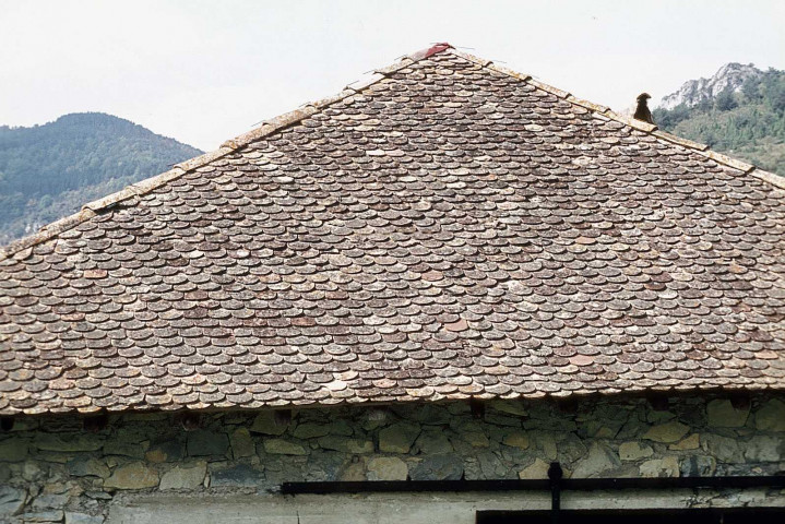 Glandage.- Toiture en tuiles écaille.