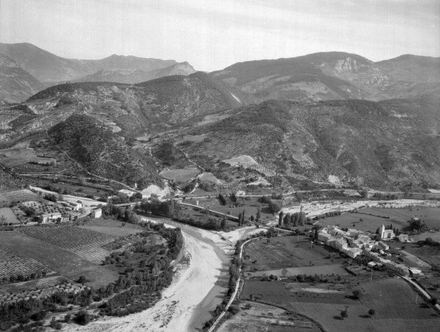 Curnier. - Vue aérienne du village et la rivière l'Eygues.