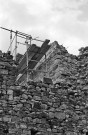 La Charce. - Le mur nord du château, en restauration.