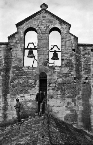 Saint-Restitut. - Le clocheton et la toiture de l'église Saint-Restitut.