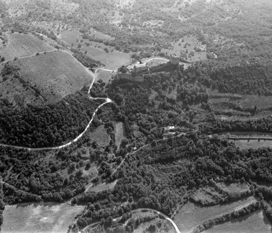 Vue aérienne du château et de ses alentours.