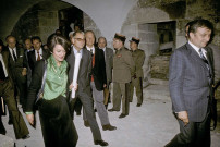 Romans-sur-Isère.- Pose de la première pierre de la galerie des métiers au Musée de la Chaussure par le Préfet A. Roche en novembre 1976.