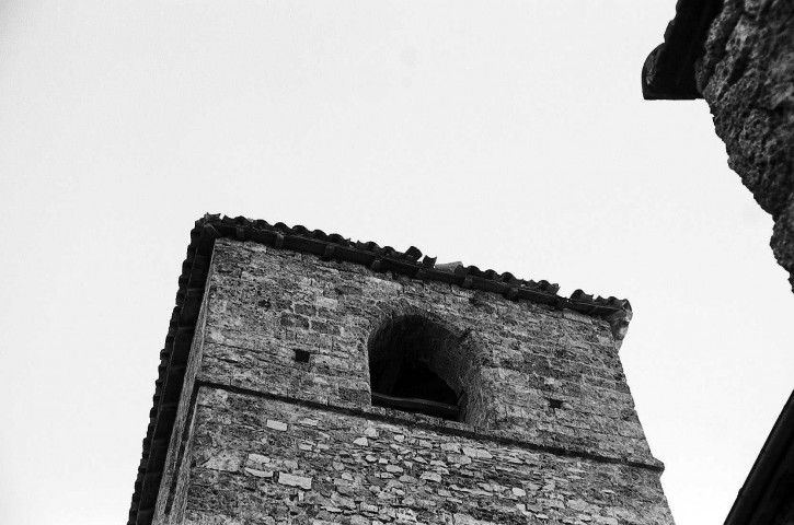 Gigors-et-Lozeron. - La façade ouest du clocher de l'église Saint-Pierre.