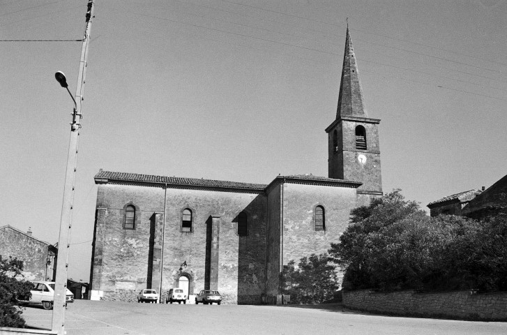 Upie.- La façade sud de l'église Saint-Pierre.