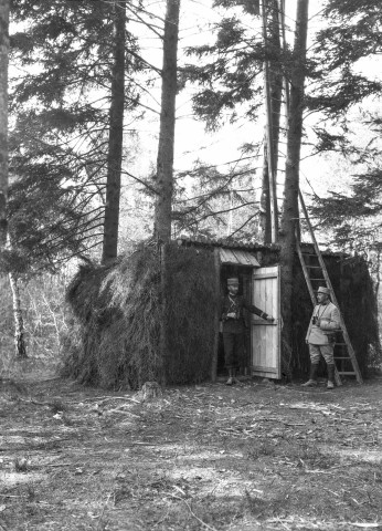Girmont (Vosges). - Abri avec un capitaine et un sous-lieutenant du 8e régiment de génie.