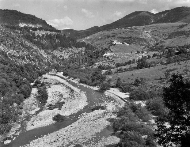 Aucelon.- La vallée de la Roanne, au loin le lieu dit "Le Colombier".