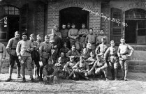 Bitche, camp militaire. - Groupe de soldats.