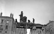 Valence.- Démolition du monument d'Émile Augier, place de la République en janvier 1942.