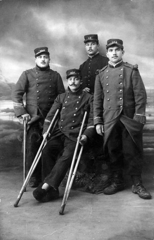 Armée.- Quatre soldats en 1915, parmi eux se trouve Emile Faure.