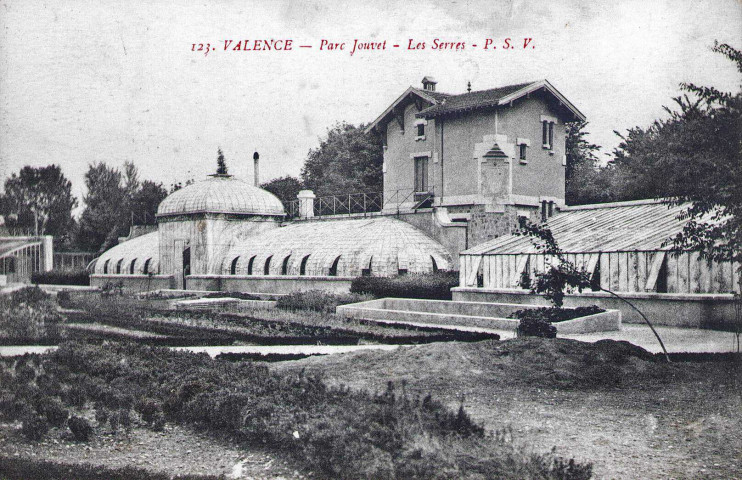 Les serres du parc Jouvet et la maison du gardien.