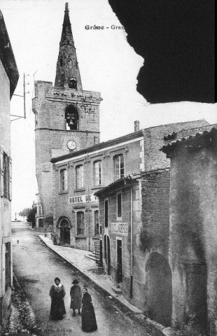 Le clocher et la mairie.