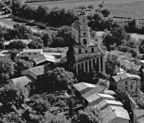 Vue aérienne du village et de l'église Notre-Dame de la Consolation.